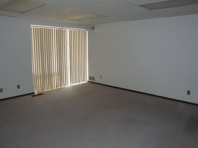 More Photos Of 8421 University Ave, Clive Office Residential For Lease