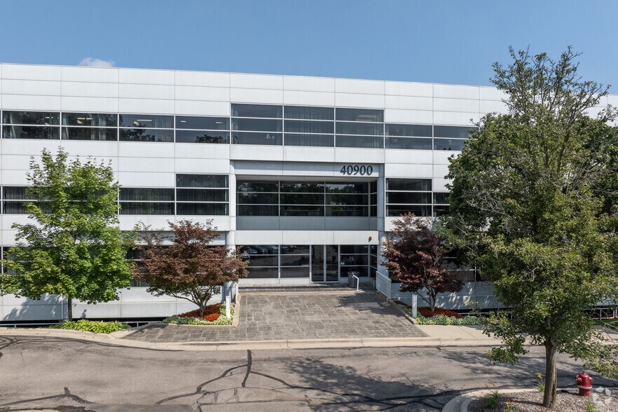 More Photos Of 40900 Woodward Ave, Bloomfield Hills Coworking Space