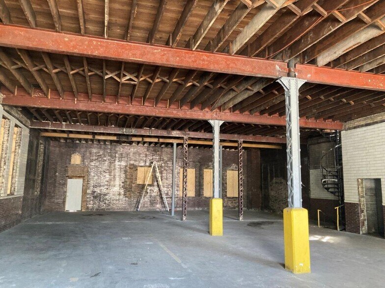 More Photos Of 4837 N Lipps Ave, Chicago Bar For Lease