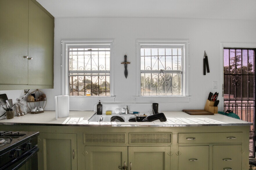 More Photos Of 300 E 55th St, Los Angeles Apartments For Sale