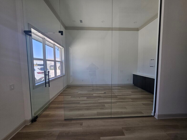 More Photos Of 1325 Main St, Katy Office For Sale