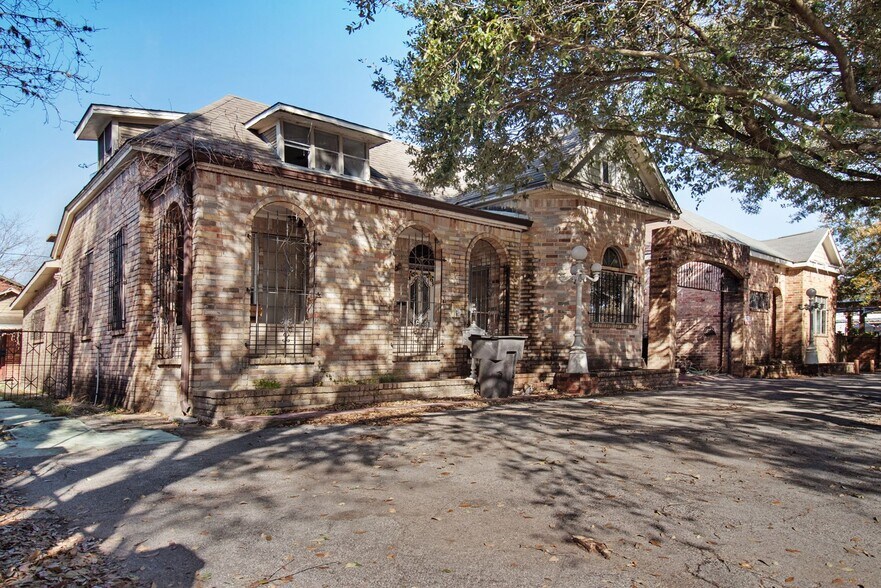 More Photos Of 1333-1335 Yale St, Houston General Retail For Sale