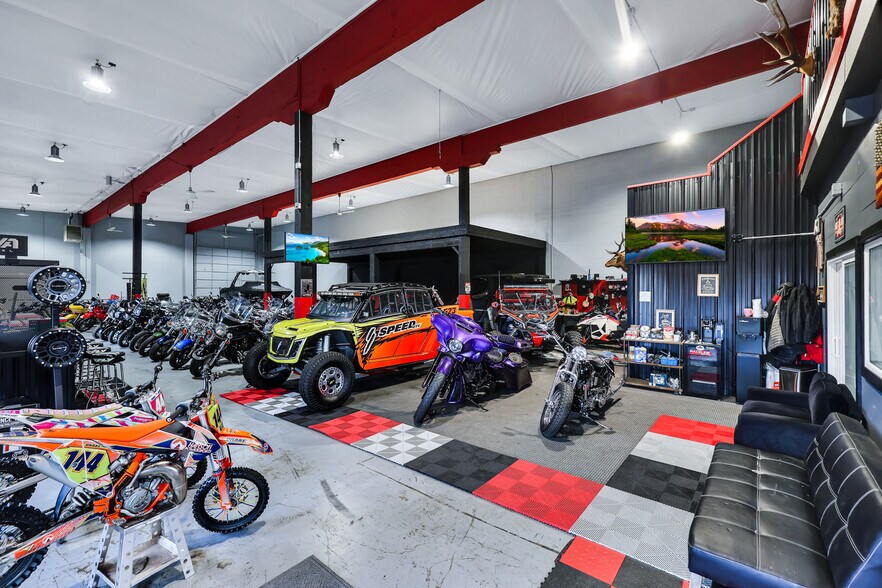 More Photos Of 7168 N Government Way, Dalton Gardens Warehouse For Sale