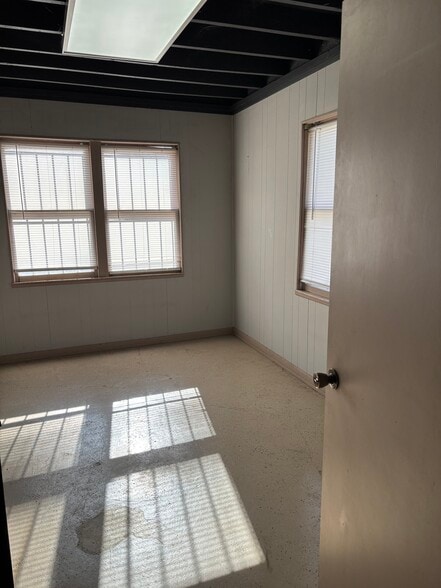 More Photos Of 1400 N Hampton Ave, Springfield Warehouse For Lease