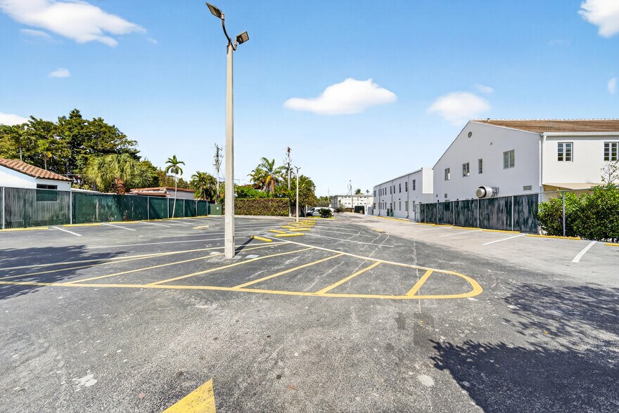 More Photos Of 7630 Biscayne Blvd, Miami Office For Lease