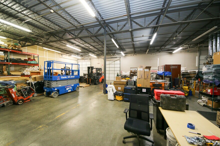 More Photos Of 7707 National Tpke, Louisville Light Distribution For Lease