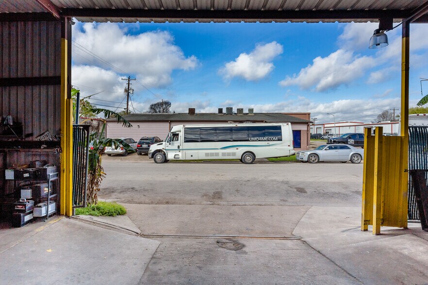 More Photos Of 8921 Daffodil Ave, Houston Auto Repair For Sale