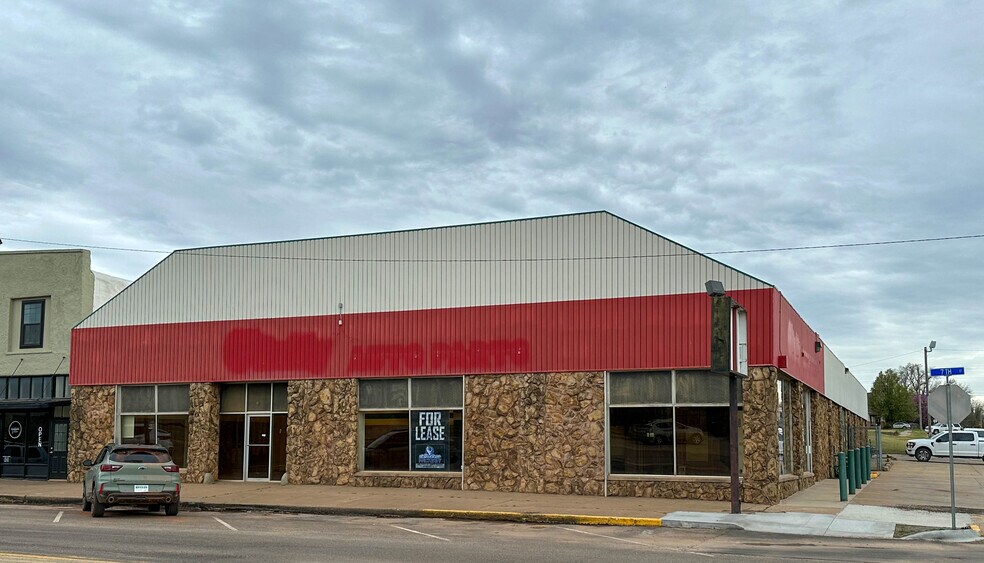 More Photos Of 423 N 7th St, Perry Freestanding For Sale