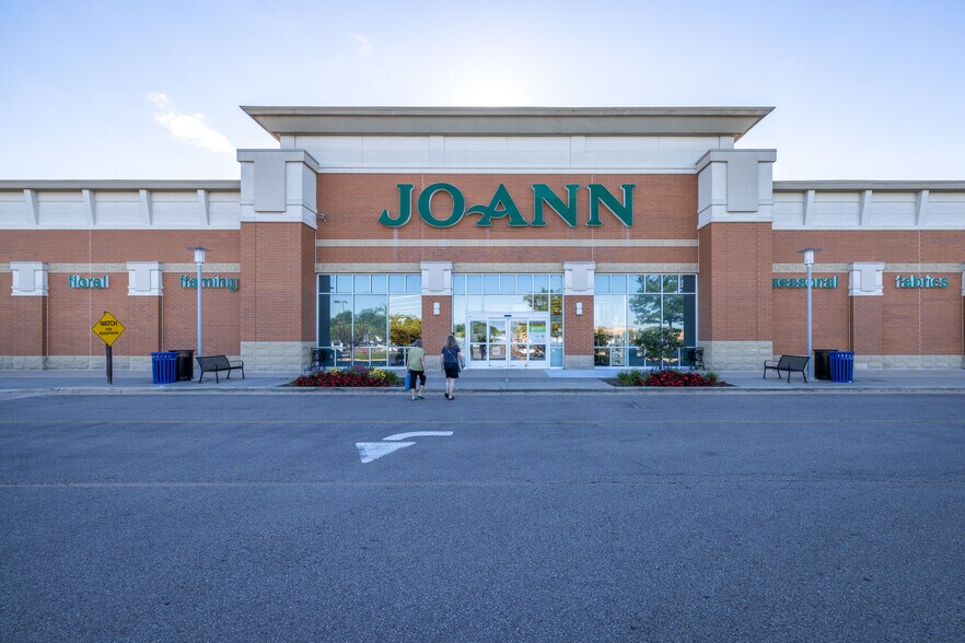 Primary Photo Of 702-718 Commons Dr, Geneva Storefront For Lease