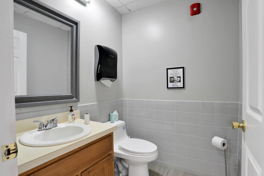 More Photos Of 3787 Old Middleburg Rd, Jacksonville Office For Sale