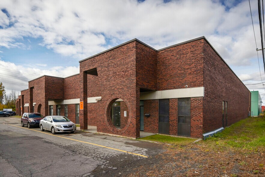 More Photos Of 8459-8497 Ch Dalton, Mont-Royal Flex For Lease