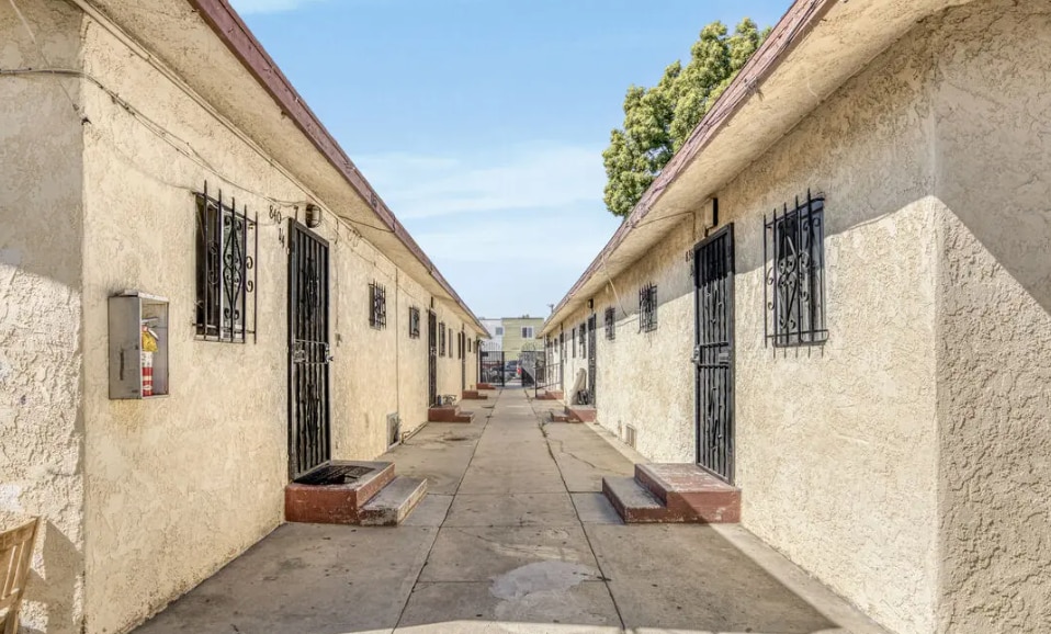 More Photos Of 836-840 W 66th St, Los Angeles Apartments For Sale