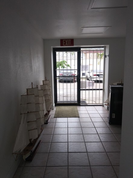 More Photos Of 5017 N Coolidge Dr, Tampa Warehouse For Lease