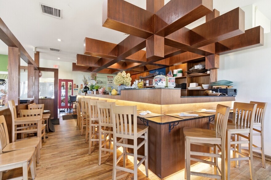 More Photos Of 131 W Montauk Hwy, Hampton Bays Restaurant For Sale