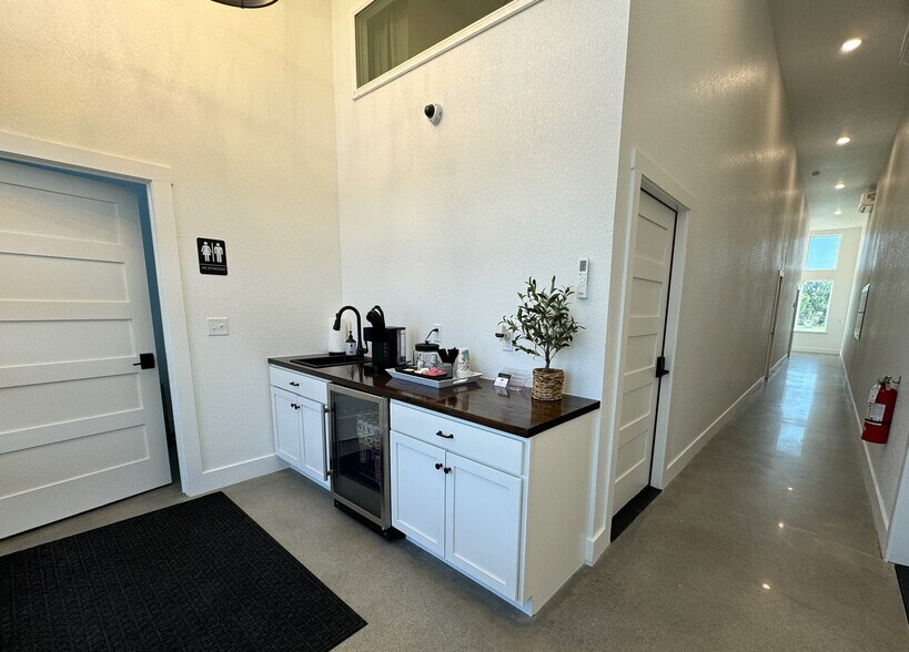 More Photos Of 21118 Wade Rd, Springdale Flex For Lease