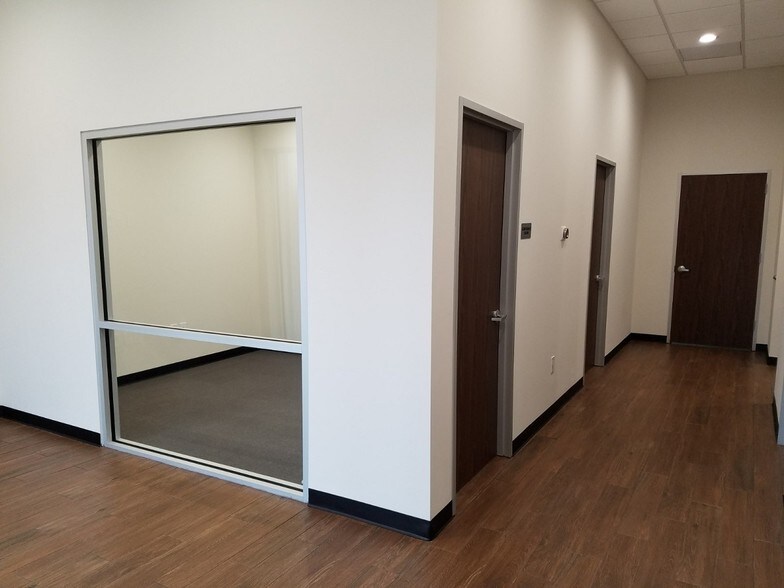 More Photos Of 7515 Oak Bluff Dr, Magnolia Office For Lease