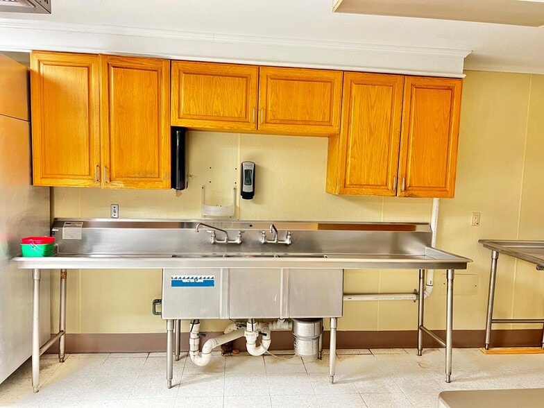 More Photos Of 720 W 1st St, Coffeyville Healthcare For Sale