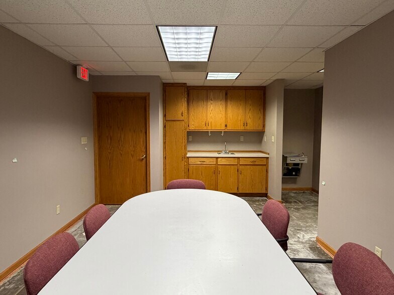 More Photos Of 621 N Hickory St, Mcpherson Office For Sale