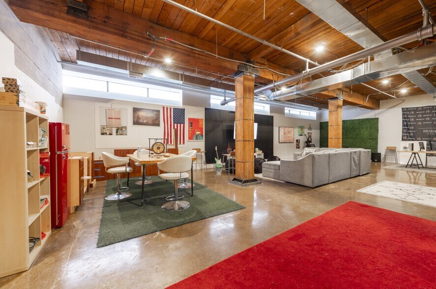 More Photos Of 520 W Erie St, Chicago Office For Sale