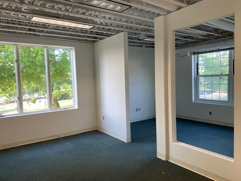 More Photos Of 85 Forest Ave, Locust Valley Office For Lease
