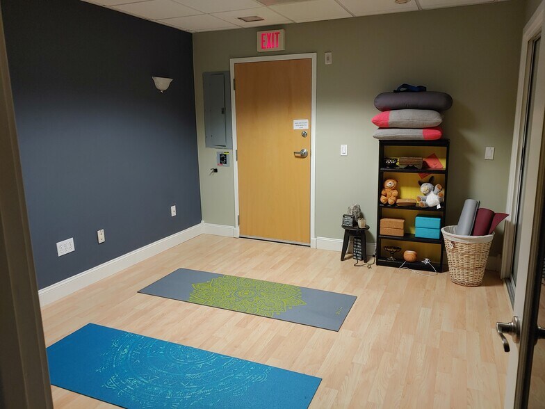 More Photos Of 304 Federal Rd, Brookfield Office For Lease