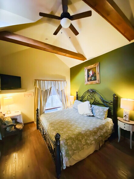 More Photos Of 275 N Main St, Eureka Springs Hotel For Sale