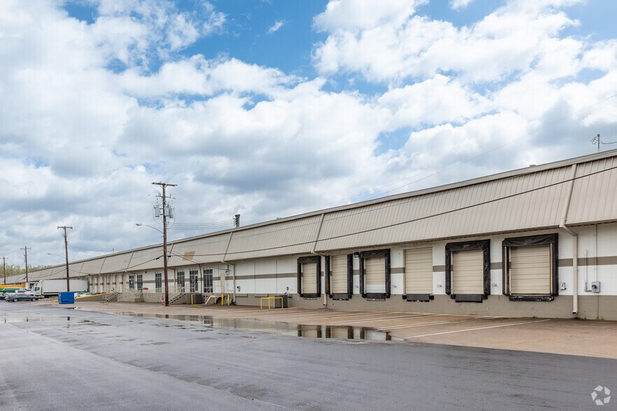 More Photos Of 601-629 Space Park S Dr, Nashville Distribution For Lease