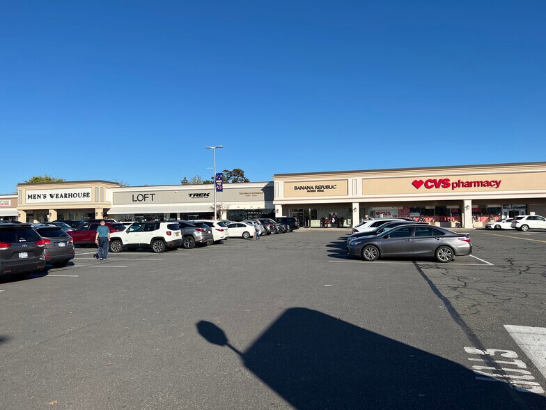 More Photos Of 401-419 S Oyster Bay Rd, Plainview Unknown For Lease