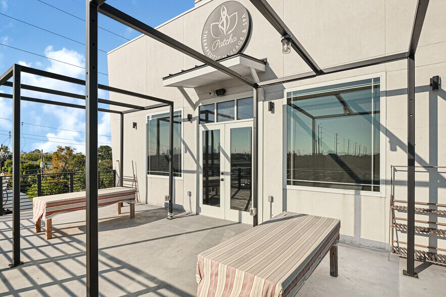 More Photos Of 1511 W 12th St, Houston Office For Sale