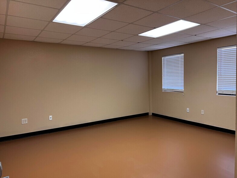 More Photos Of 1010 S Meadow Ave, Odessa Warehouse For Sale
