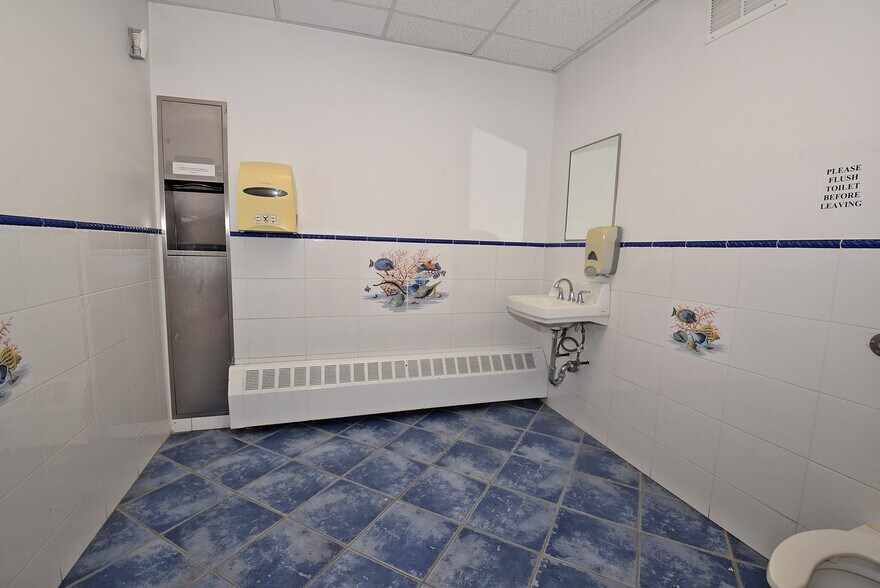 More Photos Of 20 W Park Ave, Long Beach Storefront Retail Office For Sale