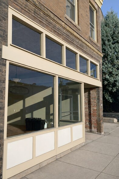 More Photos Of 313 Washington St W, Charleston Storefront Retail Residential For Lease