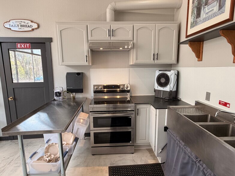 More Photos Of 1005 1st St, Moro Freestanding For Sale