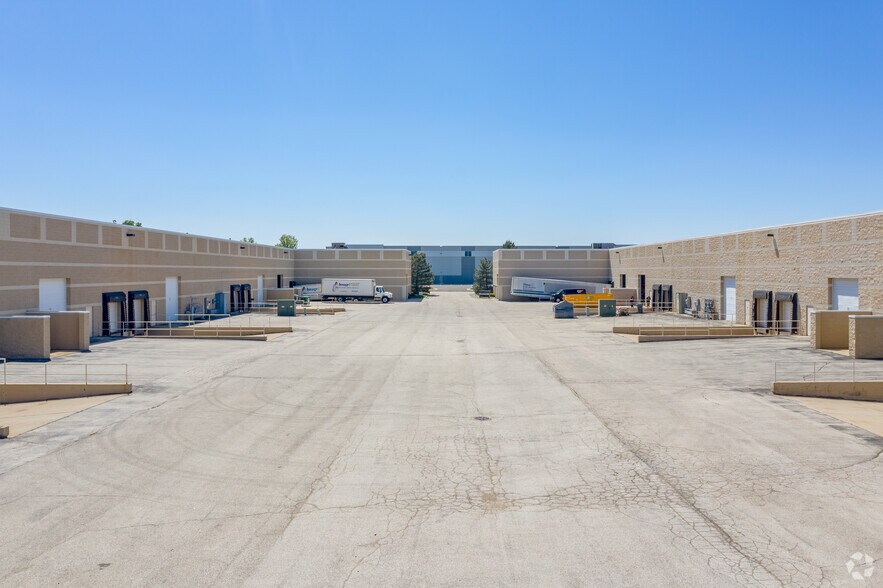 More Photos Of 9750 S Oakwood Park Dr, Franklin Manufacturing For Lease