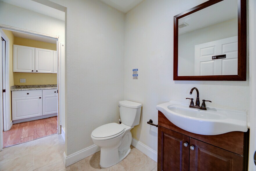 More Photos Of 359 10th St, West Palm Beach Storefront Retail Office For Sale