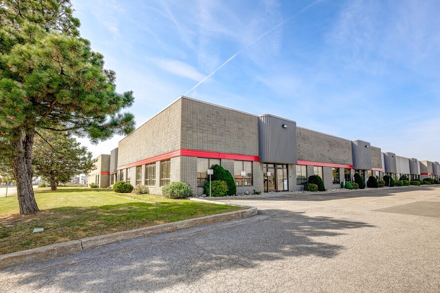 More Photos Of 3420-3480 Boul Industriel, Laval Service For Lease