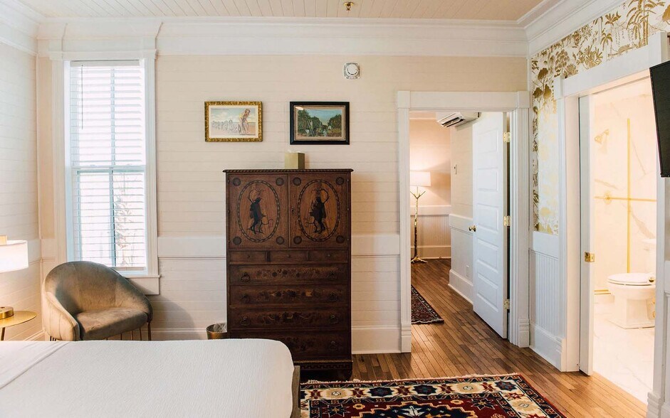 More Photos Of 51 Avenue C, Apalachicola Hotel For Sale