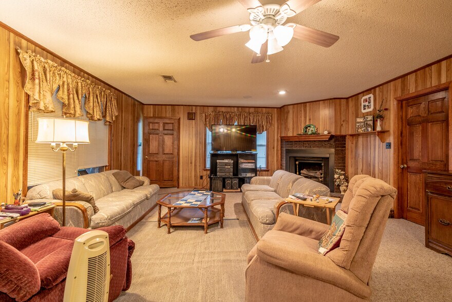 More Photos Of 808-814 W Center St, Sheridan Storefront For Sale