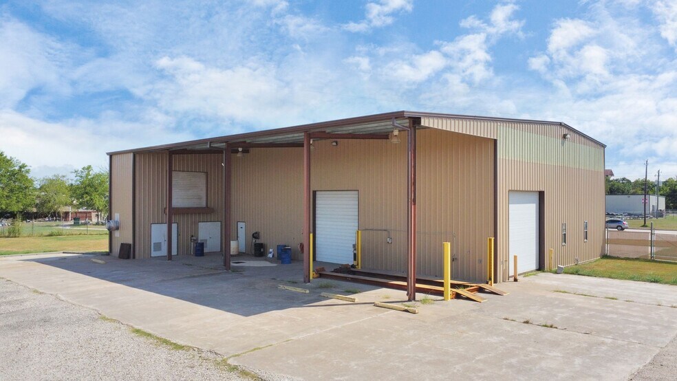 More Photos Of 1500 W Highway 6, Alvin Truck Terminal For Lease