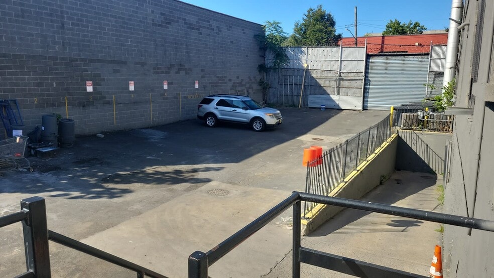 More Photos Of 1360 Garrison Ave, Bronx Warehouse For Lease