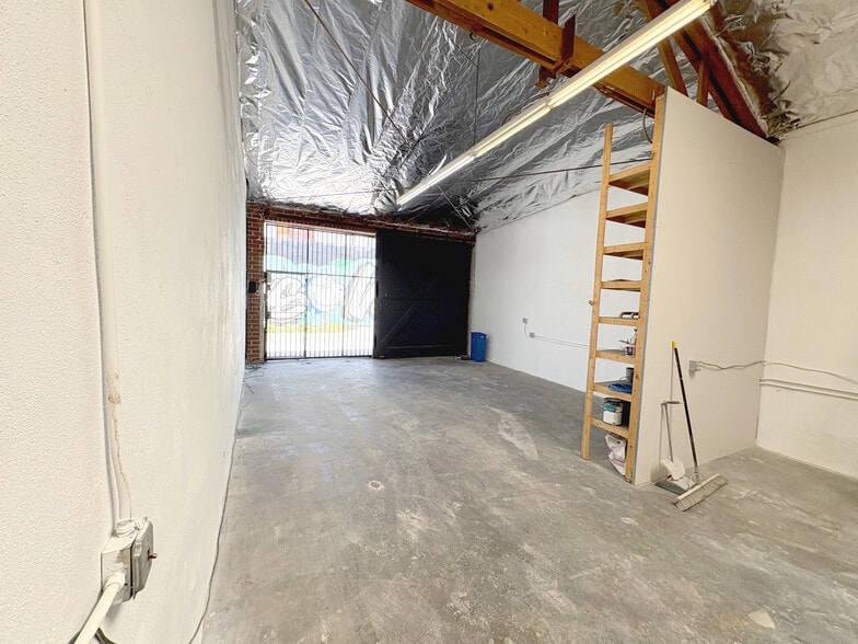 More Photos Of 2315-2319 E 8th St, Los Angeles Warehouse For Lease
