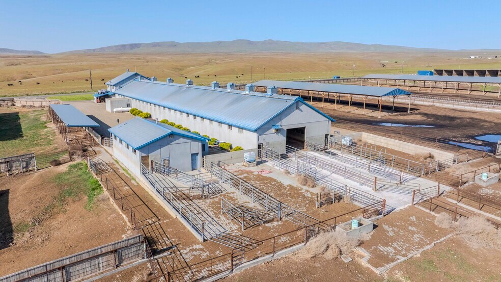 More Photos Of 1400 Lewandowski Rd, Sunnyside Specialty For Sale