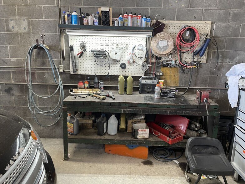 More Photos Of 631 Gratiot Ave, Saginaw Auto Repair For Sale