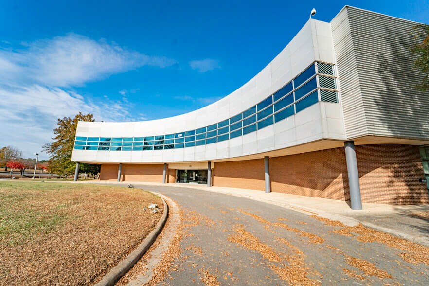 More Photos Of 10301 Monroe Rd, Matthews Warehouse For Lease