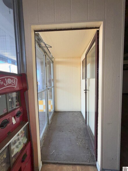 More Photos Of 700-720 N 12th St, Murray Storefront For Lease