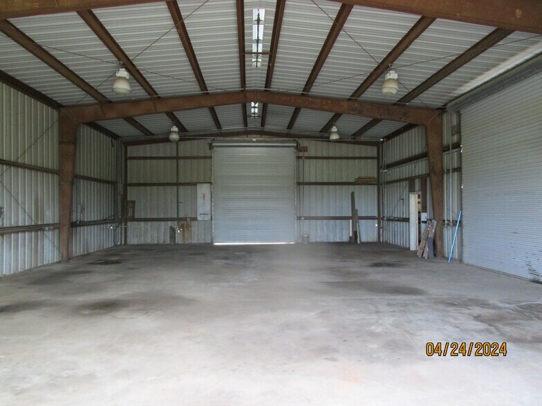 More Photos Of 530 E 2nd St, Freeport Warehouse For Lease