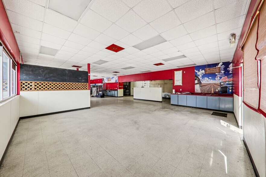 More Photos Of 402 W Johnson St, Pocahontas Flex For Sale