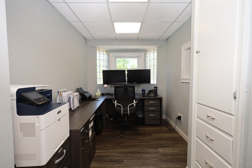 More Photos Of 235 W Franklin St, Centerville Storefront Retail Office For Lease