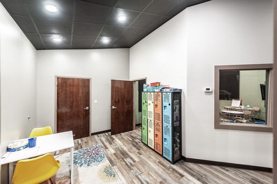 More Photos Of 20 Executive Park Dr, Hendersonville Loft Creative Space For Sale