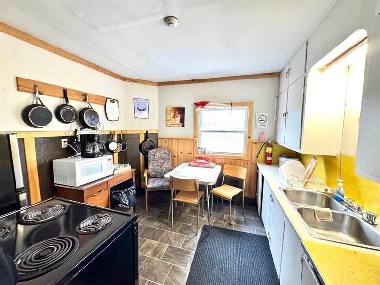 More Photos Of 109 Front St, Missanabie Hotel For Sale